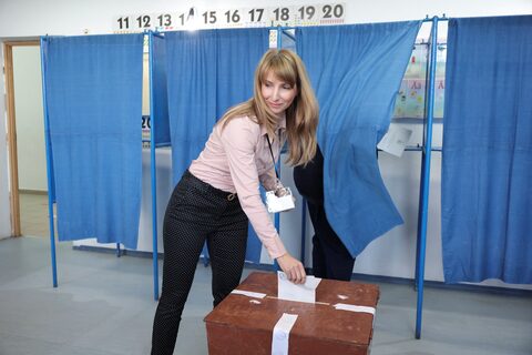 Romania Votes in Presidential Run-Off That Could Deepen EU Divisions