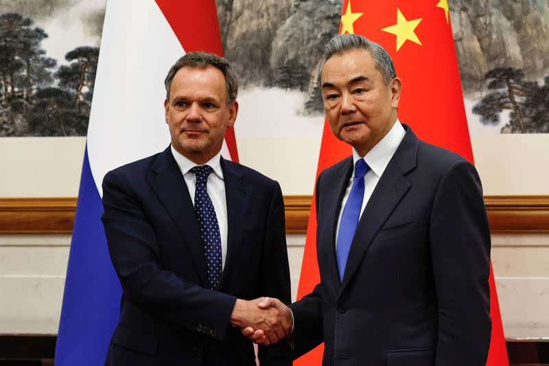 China and Iran Pledge Deeper Strategic Cooperation Amid Rising Global Tensions