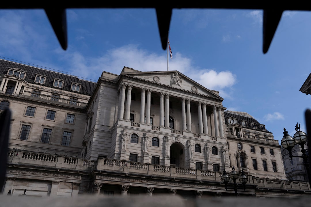 BoE Cuts Rates to 4.25% as It Sees Tariff Hit to Growth