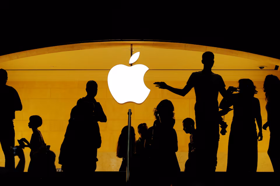 Apple Edges Past Sales Expectations but Shares Decline on Tariff Fears
