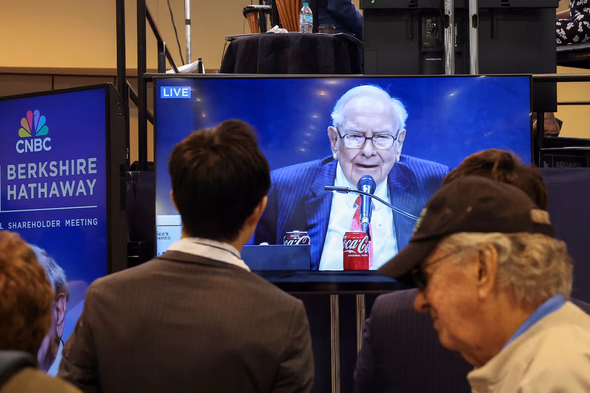 Berkshire Shareholders Head to Buffett’s 60th Annual Meeting With Economy Top of Mind