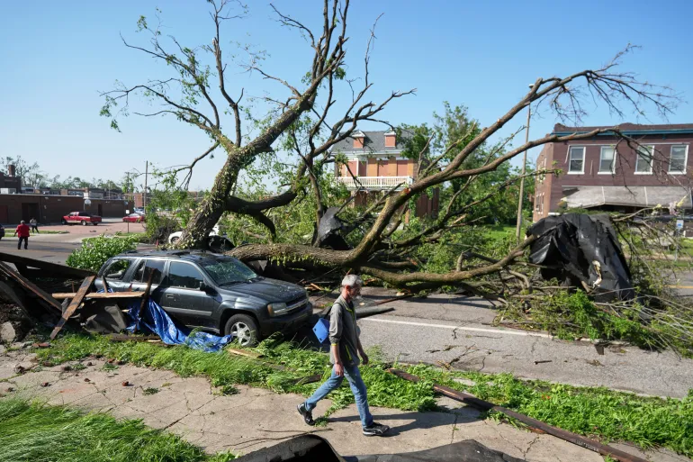 Tornadoes Devastate Southern U.S., Killing at Least 21 in Missouri and Kentucky