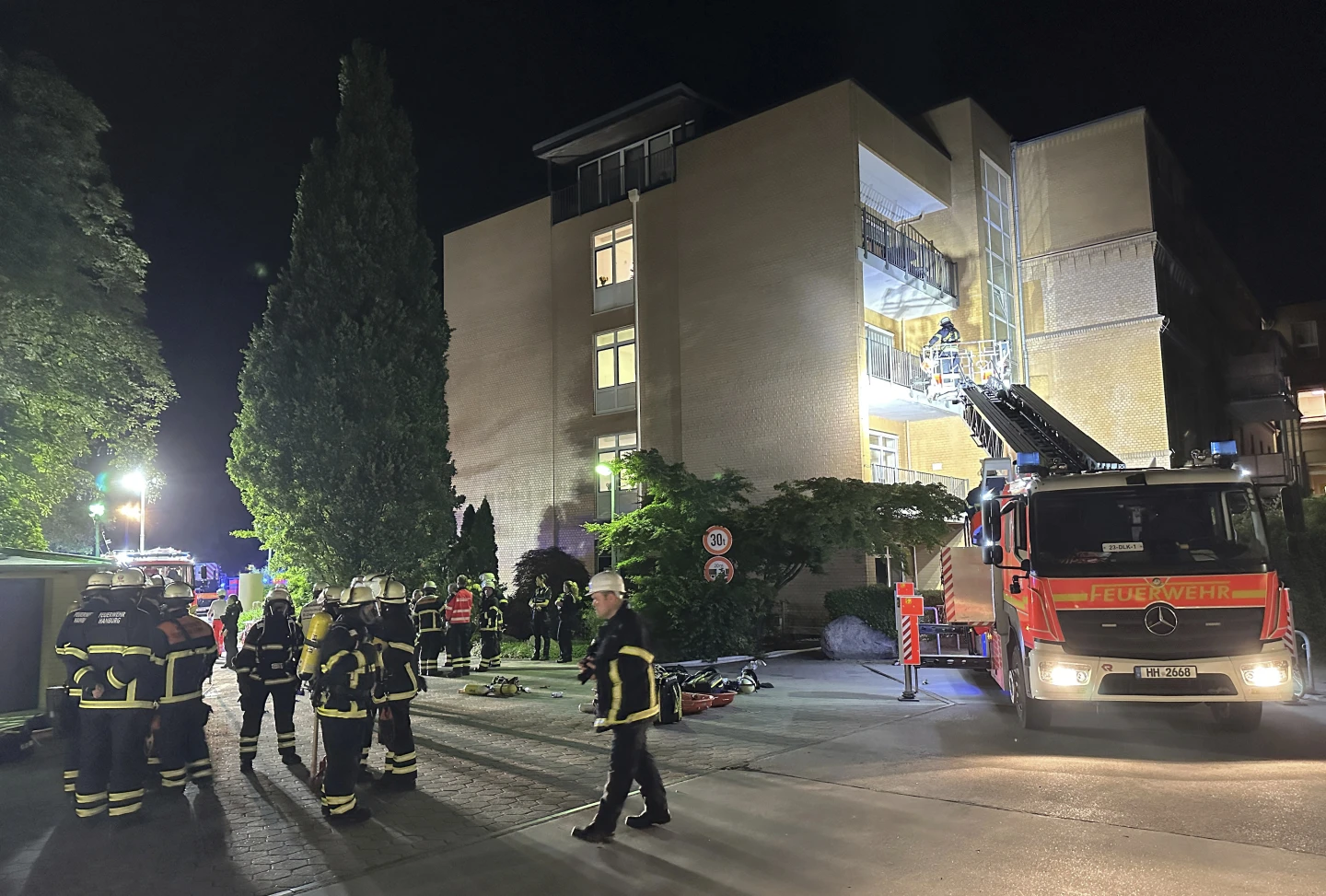 Two Patients Killed in Hamburg Hospital Fire, Dozens Evacuated Amid Overnight Emergency