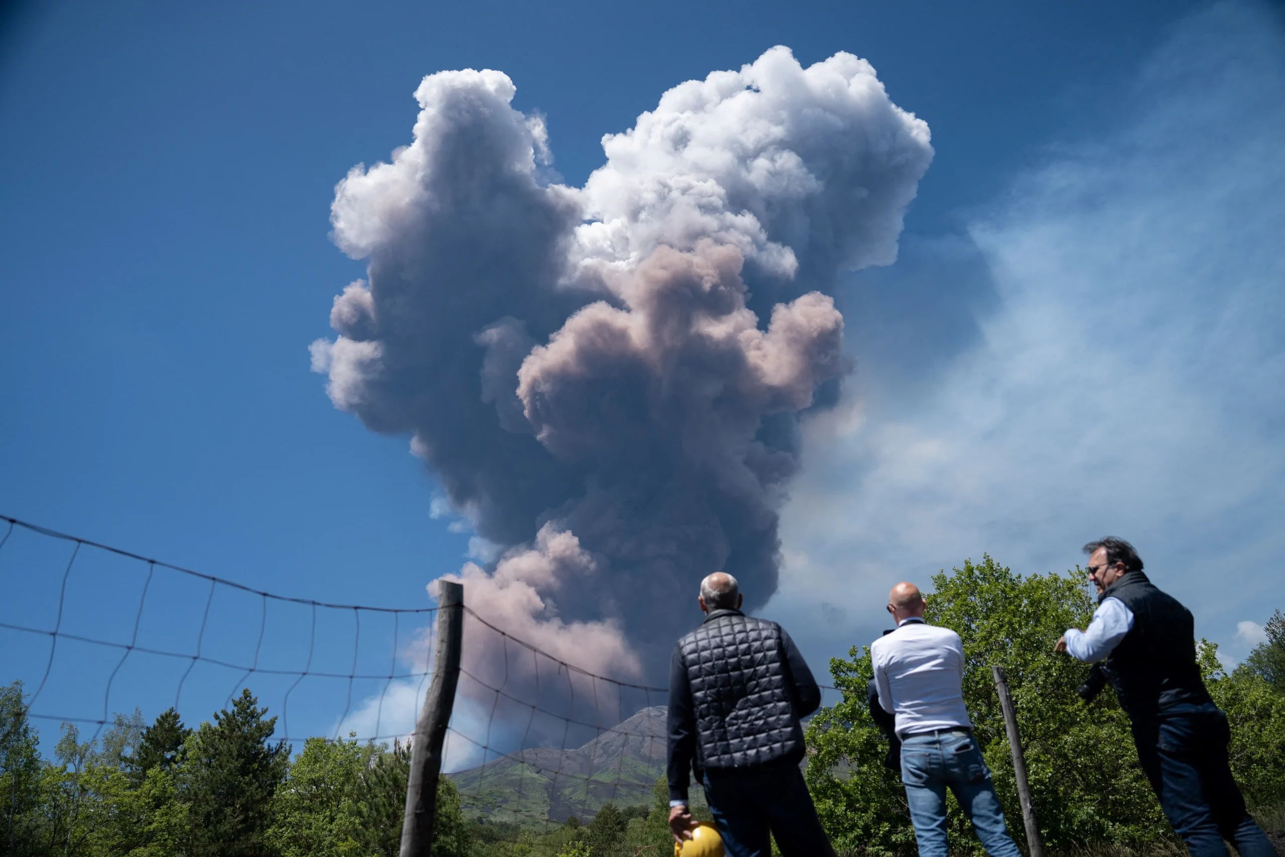 Italy’s Mount Etna Erupts in Fiery Spectacle, Lighting Up Sicilian Skies