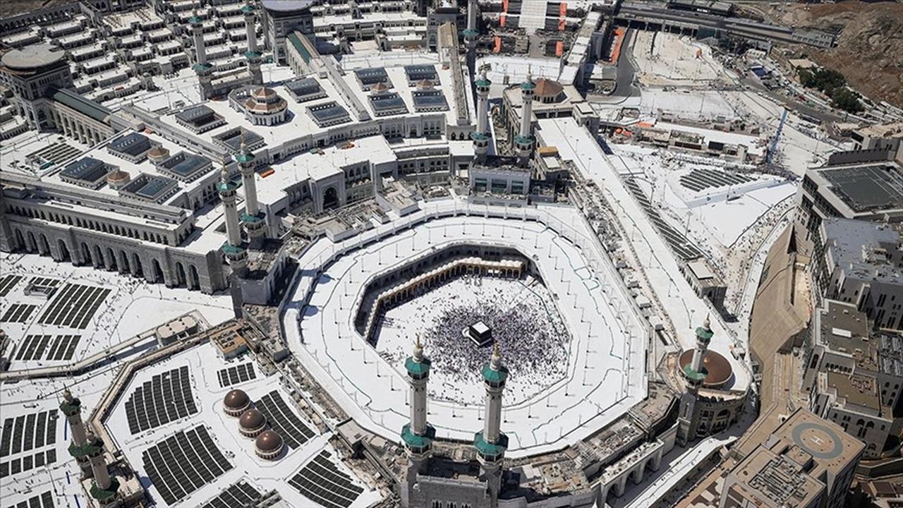 Saudi Arabia Deploys AI Technologies to Enhance Hajj Pilgrim Experience